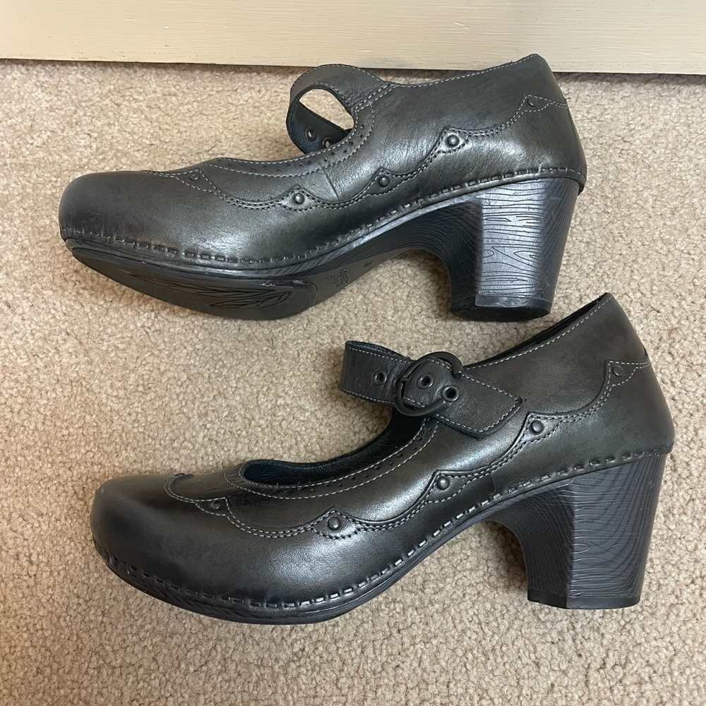 Dansko Nevin Mary Jane Pumps Size 42, Graphite Gray Buckle Brogue Heels